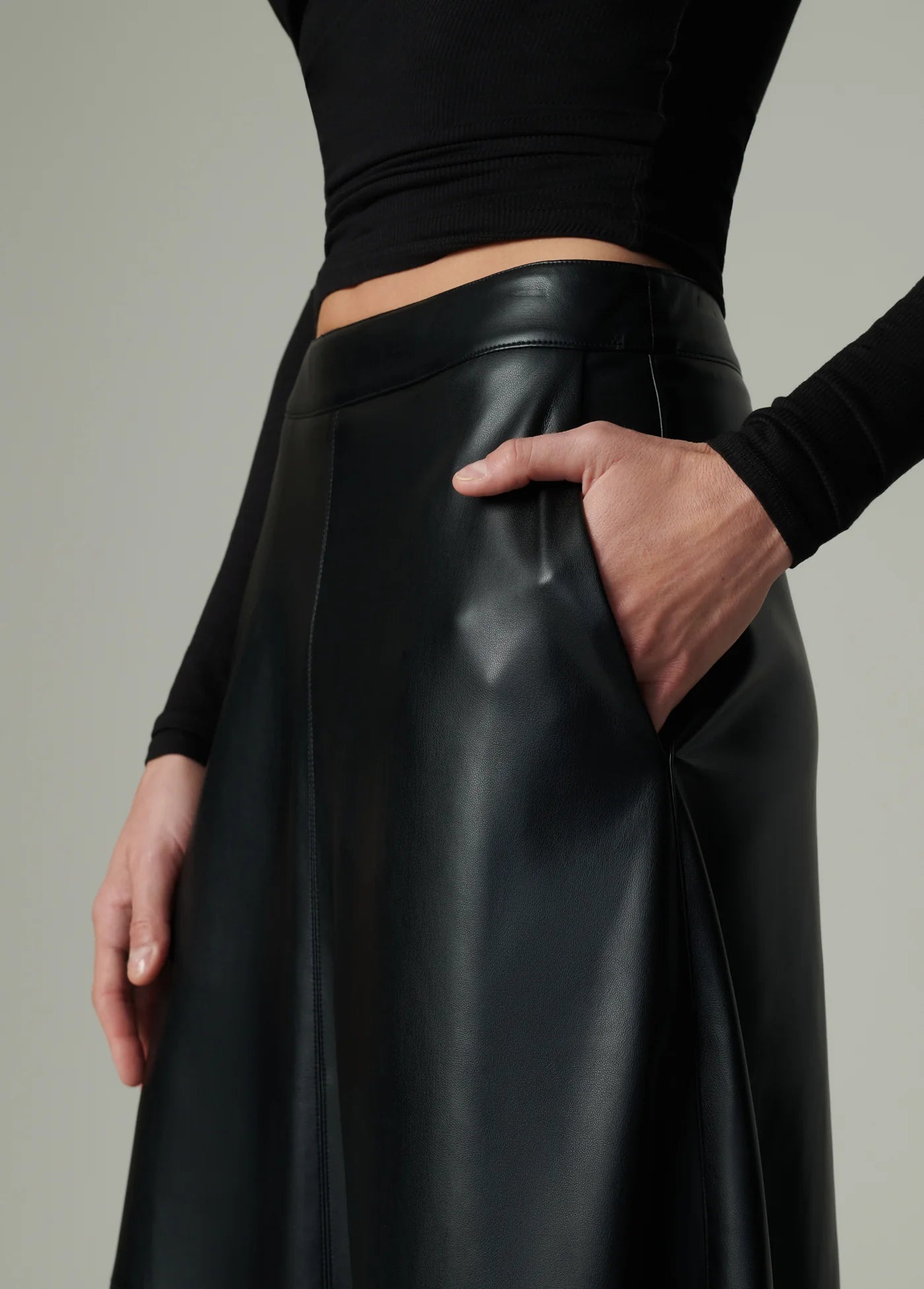 THE TAVI VEGAN LEATHER SKIRT