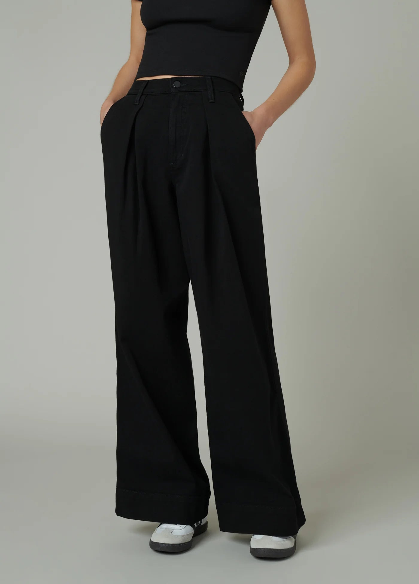THE PLEATED DENIM TROUSER
