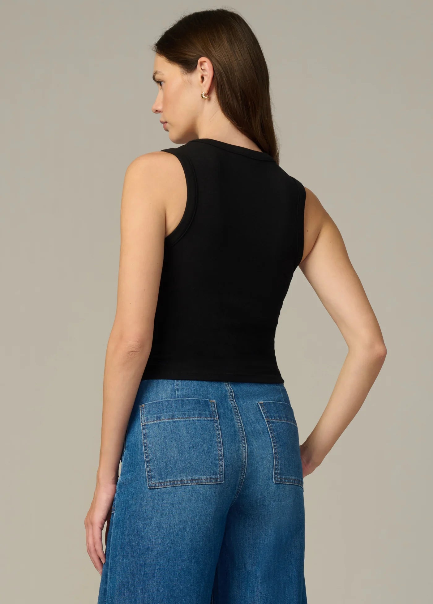 THE U NECK TANK